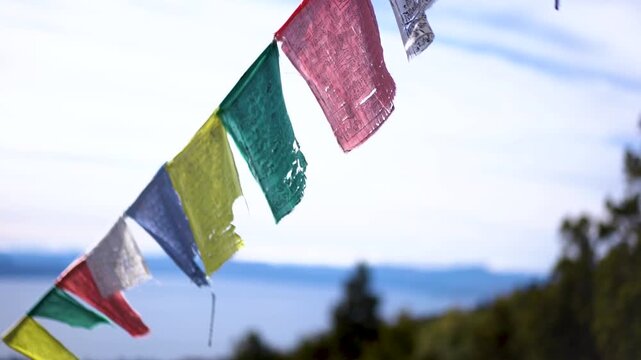 Stupa de la Iluminaci&oacute;n en el Cerro Otto, Bariloche, Argentina. Budismo, Buda, banderas de oraci&oacute;n flameando al viento, espiritualidad y paisaje natural.