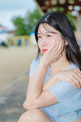 夏の百道浜を歩く若い女性