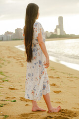 夏の百道浜を歩く若い女性