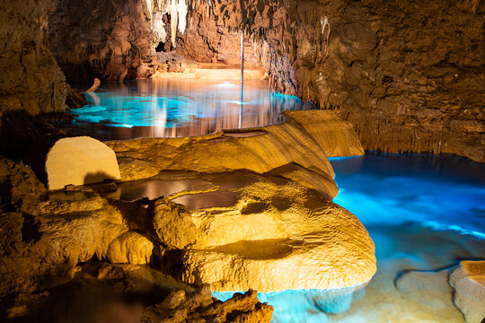 Blue pond in the cave under the ground in Japan, Translation: 玉泉洞 is Gyokusendo Cave, 青の泉 means blue fountain - Powered by Adobe