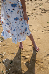 夏の百道浜を歩く若い女性