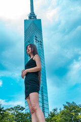 夏の福岡タワーと若い女性