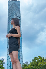 夏の福岡タワーと若い女性