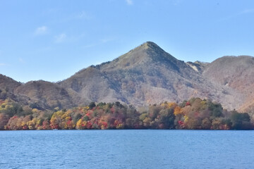 山と湖