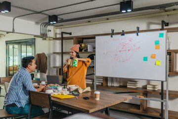 Obraz premium Startup Team Brainstorming Innovative Eco-Friendly Packaging Solutions