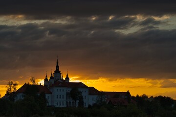 Fototapeta premium Zachód słońca. Zespół cerkiewno-klasztorny w Supraślu