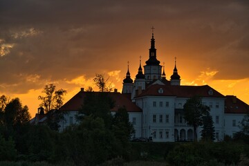 Fototapeta premium Zachód słońca. Zespół cerkiewno-klasztorny w Supraślu
