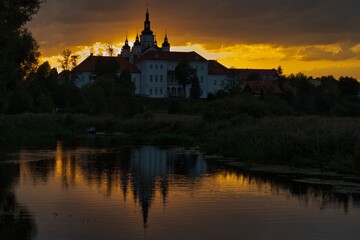 Zach&oacute;d słońca. Zesp&oacute;ł cerkiewno-klasztorny w Supraślu