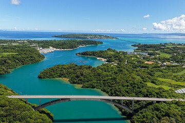 Obraz premium Warumi Bridge (ワルミ大橋) with View of Kouri Island (古宇利島), Okinawa, Japan