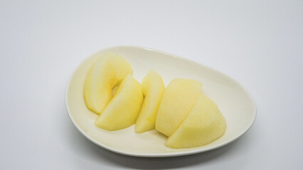皿に盛られたカット梨（白背景）
