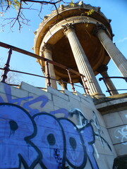 Temple de la Sibylle Buttes Chaumont Paris graffitis