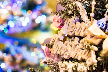 クリスマス の 飾付け の クリスマスツリー と イルミネーション 【 年末 の イメージ 】