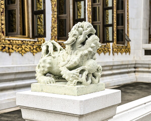 Obraz premium Couple carved stone Chinese lion statues in outdoor area against blue sky background, low angle and perspective side view