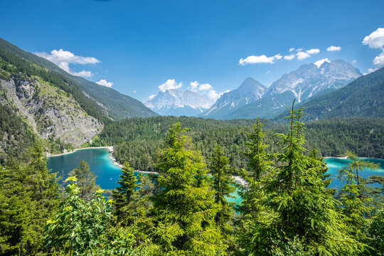 Blick vom Rastplatz "Zugspitzblick" in &Ouml;sterreich auf die Zugspitze.