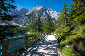 Wanderweg am Pragser Wildsee.