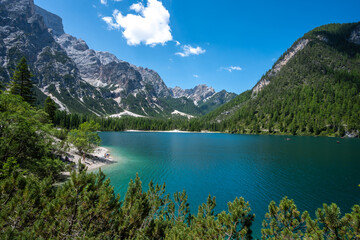 Pragser Wildsee mit Strandabschnitt.