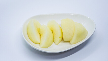 皿に盛られたカット梨（白背景）