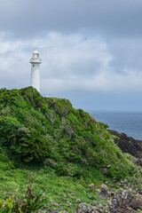 伊豆半島南端の岩場の上に建つ瓜木崎灯台