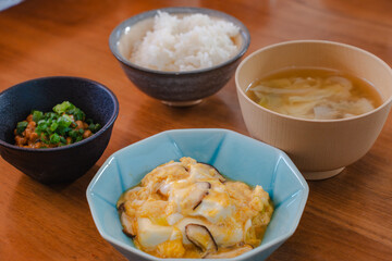 Japanese breakfast with natto / 納豆と卵とじの朝食
