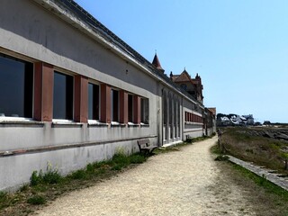 Obraz premium Quiberon, August 2025: Hiking around the Quiberon peninsula in the Gulf of Morbihan in Brittany - View of the town 