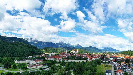 Füssen begeistert mit historischer Altstadt, roten Dächern und imposanten Alpen im Hintergrund – ein Ort, wo Kultur und Natur sich perfekt ergänzen.