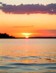 Obraz premium Blurry sunset over water