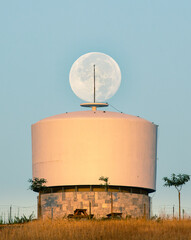 Lua sobre dep&oacute;sito de &aacute;gua