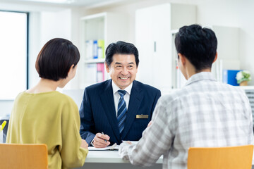 ミドルの夫婦に説明するプランナー