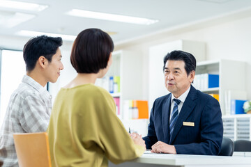 ミドルの夫婦に説明するプランナー