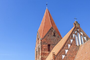rerik, deutschland - turm und dach der johanniskirche mit textfreiraum