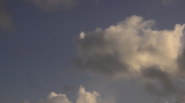Nuvens fofinha movendo-se lentamente durante o fim do dia