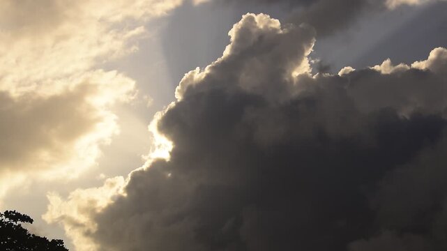 Grande nuvem nublada sobre o nascer do sol pela manh&atilde; - conceito de esperan&ccedil;a e supera&ccedil;&atilde;o 