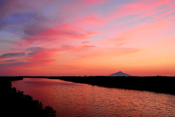 夕景の天塩川と利尻富士