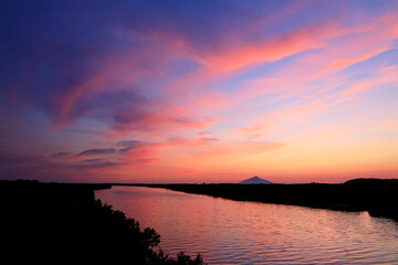 夕景の天塩川と利尻富士