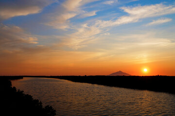 Obraz premium 夕景の天塩川と利尻富士