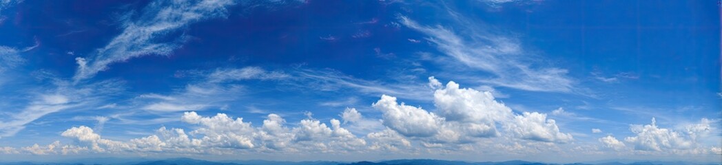 Obraz premium Panoramic view of a partly cloudy blue sky