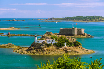 Le phare de Carantec et le ch&acirc;teau du Taureau, finist&egrave;re nord.
