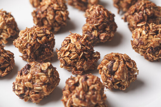 Oatmeal balls with peanut butter and chocolate chips.