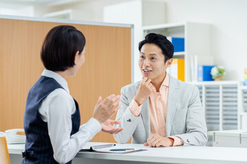 プランナーに相談するミドルの男性