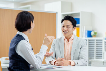 プランナーに相談するミドルの男性