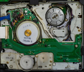 Wnętrze starego magnetowidu &ndash; układ elektroniczny i mechanizm