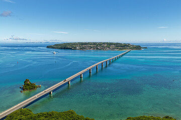 Fototapeta premium Kouri Bridge Extending Over Turquoise Sea Toward Kouri Island, Okinawa, Japan (古宇利大橋・沖縄)