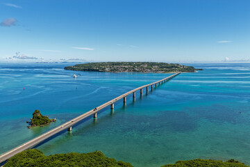 Obraz premium Kouri Bridge Extending Over Turquoise Sea Toward Kouri Island, Okinawa, Japan (古宇利大橋・沖縄)