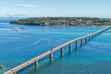 Obraz premium Kouri Bridge Extending Over Turquoise Sea Toward Kouri Island, Okinawa, Japan (古宇利大橋・沖縄)