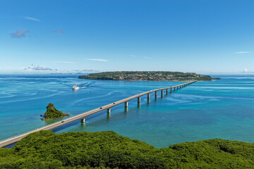 Obraz premium Ferry Leaving Wake in the Blue Sea near Kouri Bridge and Islands, Okinawa, Japan (古宇利大橋・沖縄)