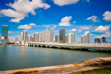 Obraz premium Photo of Edgewater Miami. Long exposure image View of cityscape by the bay. Historic Venetian Causeway drawbridge