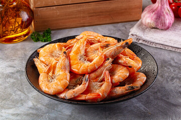 Boiled tiger prawns in the bowl