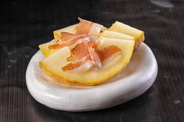 Slised sweet melon with Jamon
