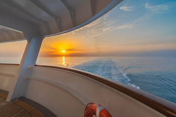 Fototapeta premium Coucher de soleil dans le sillage d'un navire de croisière en navigation.