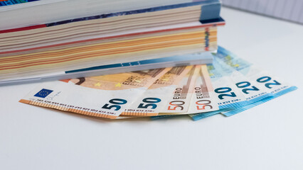 Conceptual image representing school book expenses and the increase in education costs for families. The rising price of books highlights the financial burden of schooling and family budgets.